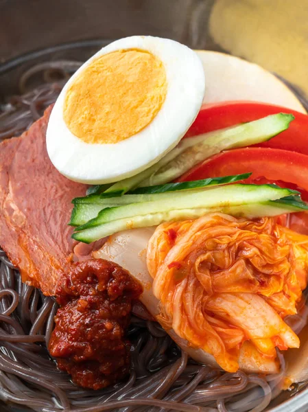 Bir kase lezzetli Kore soğuk eriştesi.