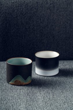 Gri arkaplana iki hassas çay fincanı konur.