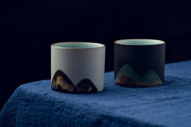 Mavi masa örtüsüne iki tane hassas çay fincanı konur.