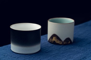 Mavi masa örtüsüne iki tane hassas çay fincanı konur.