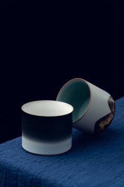 Mavi masa örtüsüne iki tane hassas çay fincanı konur.