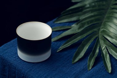 Koyu mavi masa örtüsüne hassas bir çay fincanı yerleştirildi.