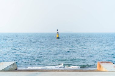 Siyah ve sarı şamandıralar denizde yüzüyordu.