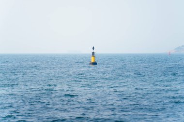 Siyah ve sarı şamandıralar denizde yüzüyordu.