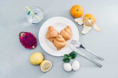 Kruvasan ve meyveli besleyici bir kahvaltı.