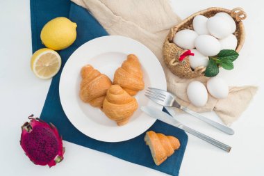 Lezzetli Batı kahvaltısı ve kruvasan