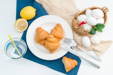 Lezzetli Batı kahvaltısı ve kruvasan
