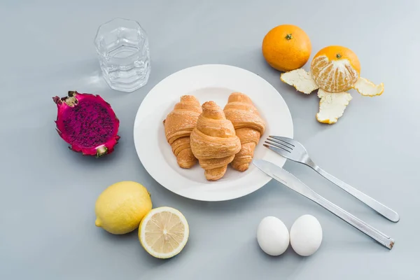 Petit Déjeuner Nutritif Avec Croissants Fruits — Photo