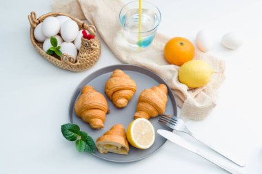 Lezzetli Batı kahvaltısı ve kruvasan