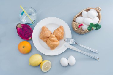 Lezzetli Batı kahvaltısı ve kruvasan