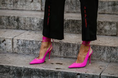 PARIS, FRANCE - 30 Eylül 2019: Anna Dello Russo Stella McCartney moda defilesinden önce Paris Moda Haftası / Yaz 2020. 