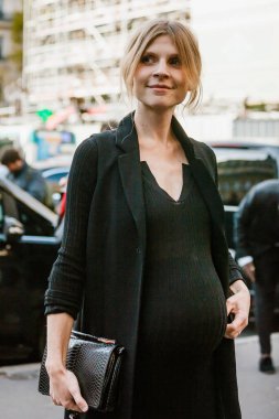 PARIS, FRANCE - 30 Eylül 2019: Clemence Poesy Stella McCartney defilesinden önce Paris Moda Haftası / Yaz 2020. 