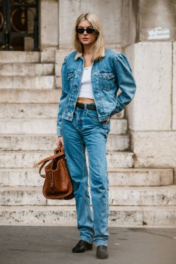PARIS, FRANCE - 30 EYLÜL 2019: Camille Charrire Stella McCartney defilesinden önce Paris Moda Haftası / Yaz 2020. 