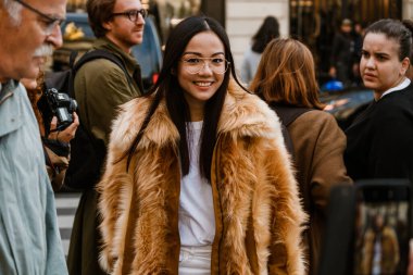 PARIS, FRANCE - 30 EYLÜL 2019: Yoyo Cao Stella McCartney defilesinden önce Paris Moda Haftası / Yaz 2020. 