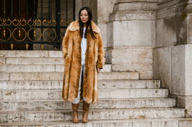 PARIS, FRANCE - 30 EYLÜL 2019: Yoyo Cao Stella McCartney defilesinden önce Paris Moda Haftası / Yaz 2020. 