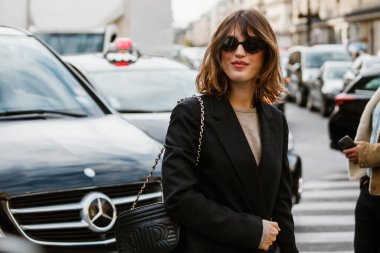 PARIS, FRANCE - 30 Eylül 2019: Jeanne Damas Stella McCartney defilesinden önce Paris Moda Haftası / Yaz 2020. 