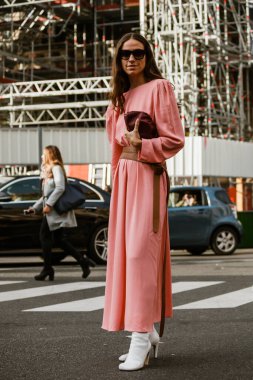 PARIS, FRANCE - 30 Eylül 2019: Erika Boldrin Stella McCartney defilesinden önce Paris Moda Haftası / Yaz 2020. 