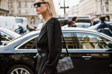 PARIS, FRANCE - 30 EYLÜL 2019: Linda Tol, Stella McCartney moda defilesinden önce Paris Moda Haftası / Yaz 2020. 