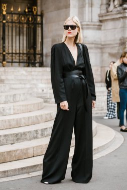 PARIS, FRANCE - 30 EYLÜL 2019: Linda Tol, Stella McCartney moda defilesinden önce Paris Moda Haftası / Yaz 2020. 