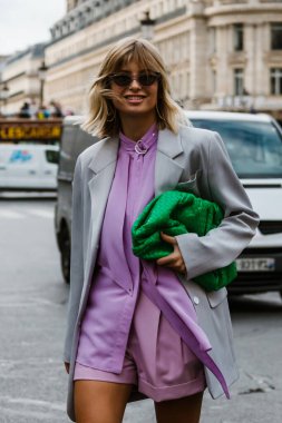 PARIS, FRANCE - 30 EYLÜL 2019: Stella McCartney defilesinden önce Paris Moda Haftası / Yaz 2020. 