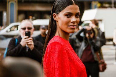 PARIS, FRANCE - 30 EYLÜL 2019: Tina Kunakey Stella McCartney moda defilesinden önce Paris Moda Haftası / Yaz 2020. 