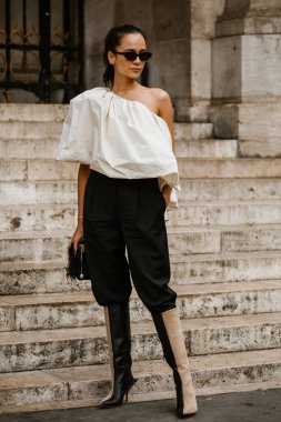 PARIS, FRANCE - 30 Eylül 2019: Anna Rosa Vitiello Stella McCartney moda defilesinden önce Paris Moda Haftası / Yaz 2020. 