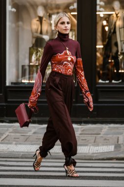 PARIS, FRANCE - 30 Eylül 2019: Caroline Daur, Stella McCartney moda defilesinden önce Paris Moda Haftası / Yaz 2020. 