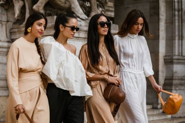 PARIS, FRANCE - 30 SEPTEMBER 2019: Bettina Looney, Anna Rosa Vitiello, Tamara Kalinic, Florrie Thomas Stella McCartney defilesinden önce Paris Moda Haftası / Yaz 2020. 