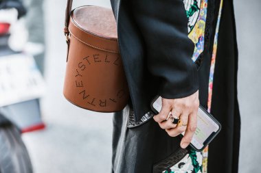 PARIS, FRANCE - 30 Eylül 2019: Paris Moda Haftası 'nda Stella McCartney moda defilesinden önceki moda detayları / Yaz 2020. 