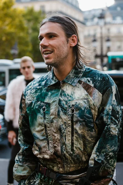 PARIS, FRANCE - 30 Eylül 2019: Orelsan önce Stella McCartney moda gösterisi Paris Moda Haftası / Yaz 2020. 