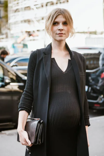 PARIS, FRANCE - 30 Eylül 2019: Clemence Poesy Stella McCartney defilesinden önce Paris Moda Haftası / Yaz 2020. 