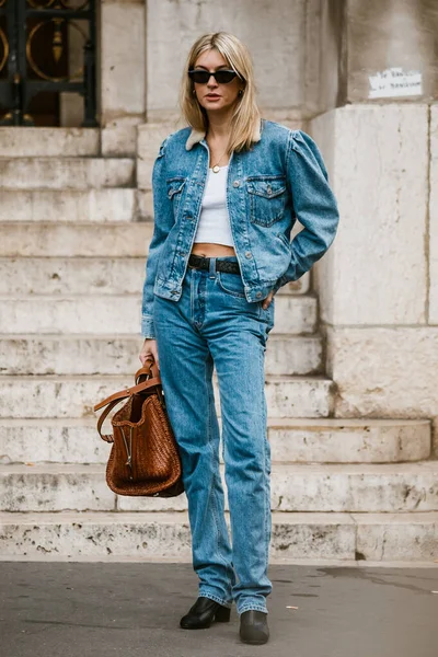 PARIS, FRANCE - 30 EYLÜL 2019: Camille Charrire Stella McCartney defilesinden önce Paris Moda Haftası / Yaz 2020. 