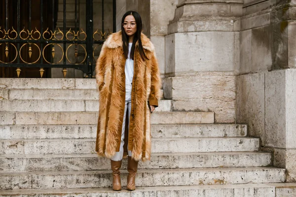 PARIS, FRANCE - 30 EYLÜL 2019: Yoyo Cao Stella McCartney defilesinden önce Paris Moda Haftası / Yaz 2020. 