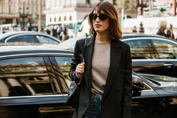 PARIS, FRANCE - 30 Eylül 2019: Jeanne Damas Stella McCartney defilesinden önce Paris Moda Haftası / Yaz 2020. 