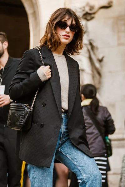 PARIS, FRANCE - 30 Eylül 2019: Jeanne Damas Stella McCartney defilesinden önce Paris Moda Haftası / Yaz 2020. 
