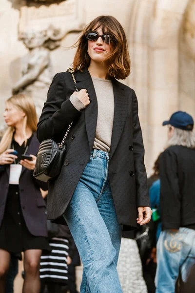 PARIS, FRANCE - 30 Eylül 2019: Jeanne Damas Stella McCartney defilesinden önce Paris Moda Haftası / Yaz 2020. 