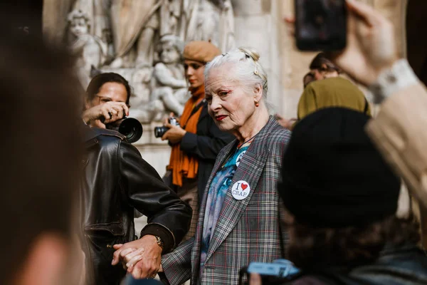 PARIS, FRANCE - 30 EYLÜL 2019: Vivienne Westwood Stella McCartney moda defilesinden önce Paris Moda Haftası / Yaz 2020. 