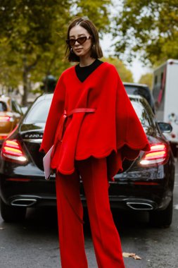 PARIS, FRANCE - 29 EYLÜL 2019: Paris Moda Haftası 'nda Valentino defilesinden önce bir konuk.  