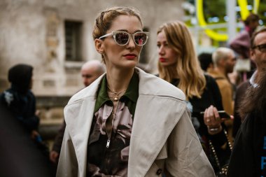 PARIS, FRANCE - 29 EYLÜL 2019: Paris Moda Haftası 'nda Valentino defilesinden önce bir konuk.  