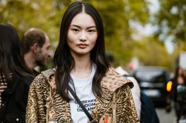 PARIS, FRANCE - 29 EYLÜL 2019: Paris Moda Haftası 'nda Valentino defilesinden önce model.  