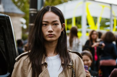 PARIS, FRANCE - 29 EYLÜL 2019: Valentino defilesinden önce Model Hyun Ji Shin Paris Moda Haftası / Yaz 2020.  