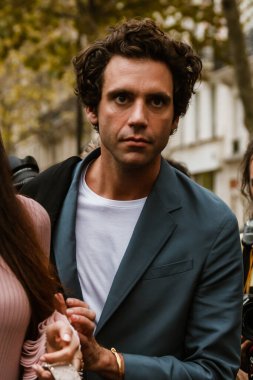 PARİS, FRANCE - 29 Eylül 2019: Mika Paris Moda Haftası 'ndaki Valentino defilesinden önce / Yaz 2020.  
