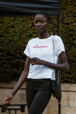 PARIS, FRANCE - 29 EYLÜL 2019: Paris Moda Haftası 'nda Valentino defilesinden önce model.  