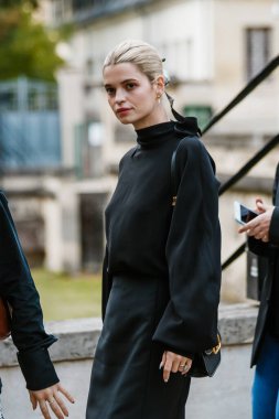 PARIS, FRANCE - 29 EYLÜL 2019: Paris Moda Haftası 'nda Valentino defilesinden önce bir konuk.  