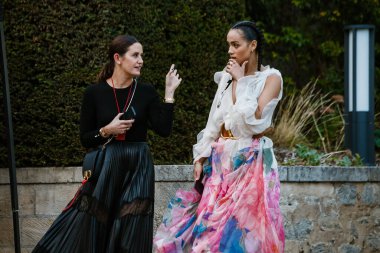 PARIS, FRANCE - 29 EYLÜL 2019: Paris Moda Haftası 'nda Valentino defilesinden önce misafirler / Yaz 2020.  