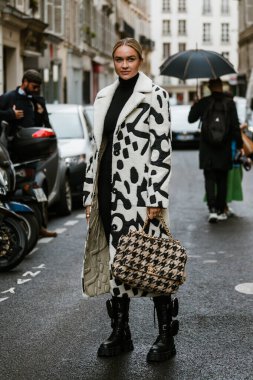 PARIS, FRANCE - 29 Eylül 2019: Paris Moda Haftası / Yaz 2020 'de Thom Browne defilesinden önce Nina Suess.  
