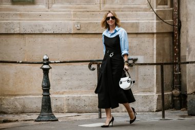 PARIS, FRANCE - 29 Eylül 2019: Paris Moda Haftası / Yaz 2020 'de Thom Browne defilesinden önce Lisa Aiken.  