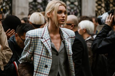 PARIS, FRANCE - 29 Eylül 2019: Paris Moda Haftası / Yaz 2020 'de Thom Browne defilesinden önce Elsa Hosk.  
