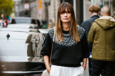 PARIS, FRANCE - 29 Eylül 2019: Caroline de Maigret Thom Browne defilesinden önce Paris Moda Haftası / Yaz 2020.  
