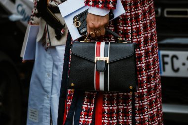 PARIS, FRANCE - 29 EYLÜL 2019: Paris Moda Haftası 'nda Thom Browne defilesinden önceki moda detayları / Yaz 2020.  